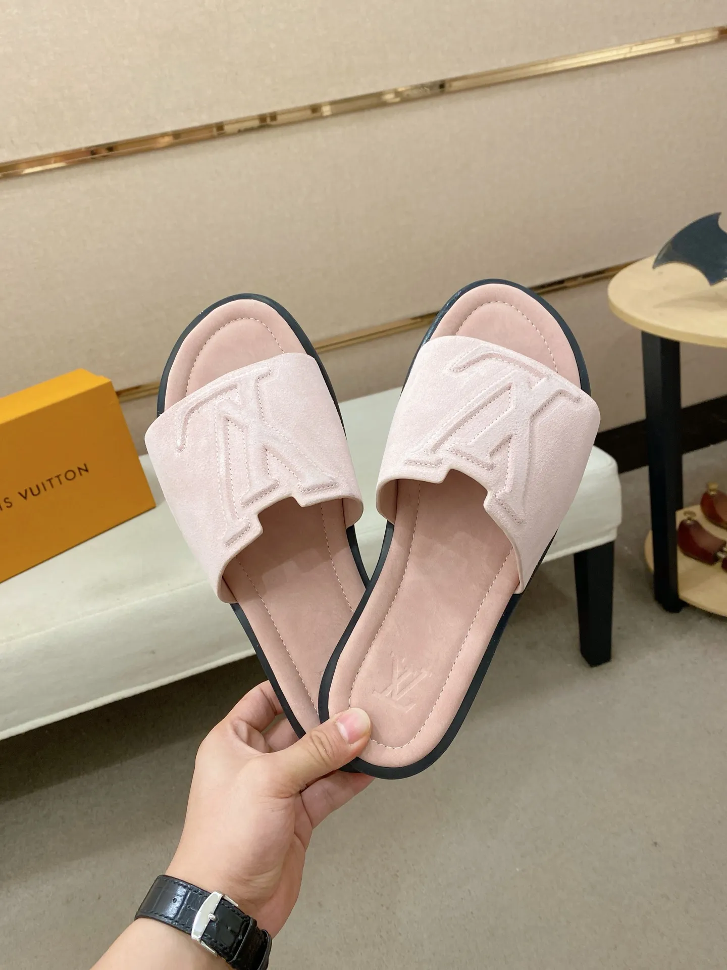 Men's shoes 💰: 340💰Made by LV🔍Top purchasing agents. Men's spring and summer slippers are available at the same counter. The uppers are imported cowhide from Italy, with logo graphics and high-quality craftsmanship. Soles: original soles specially provided by the original factory. Exclusive movable molded soles are super comfortable. Original goods follow orders. 🔍🔍High quality. You can enter and exit the counter at will. Welcome to compare. Size 38-44. Can be customized45
